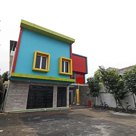 RedDoorz Plus near Halim Perdanakusuma 2-3